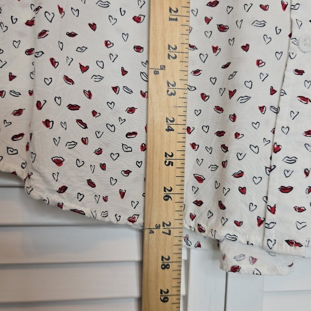 BEACHLUNCHLOUNGE Alanna Love Bites Button Up Shirt White Hearts Lip Women Medium - Picture 12 of 13